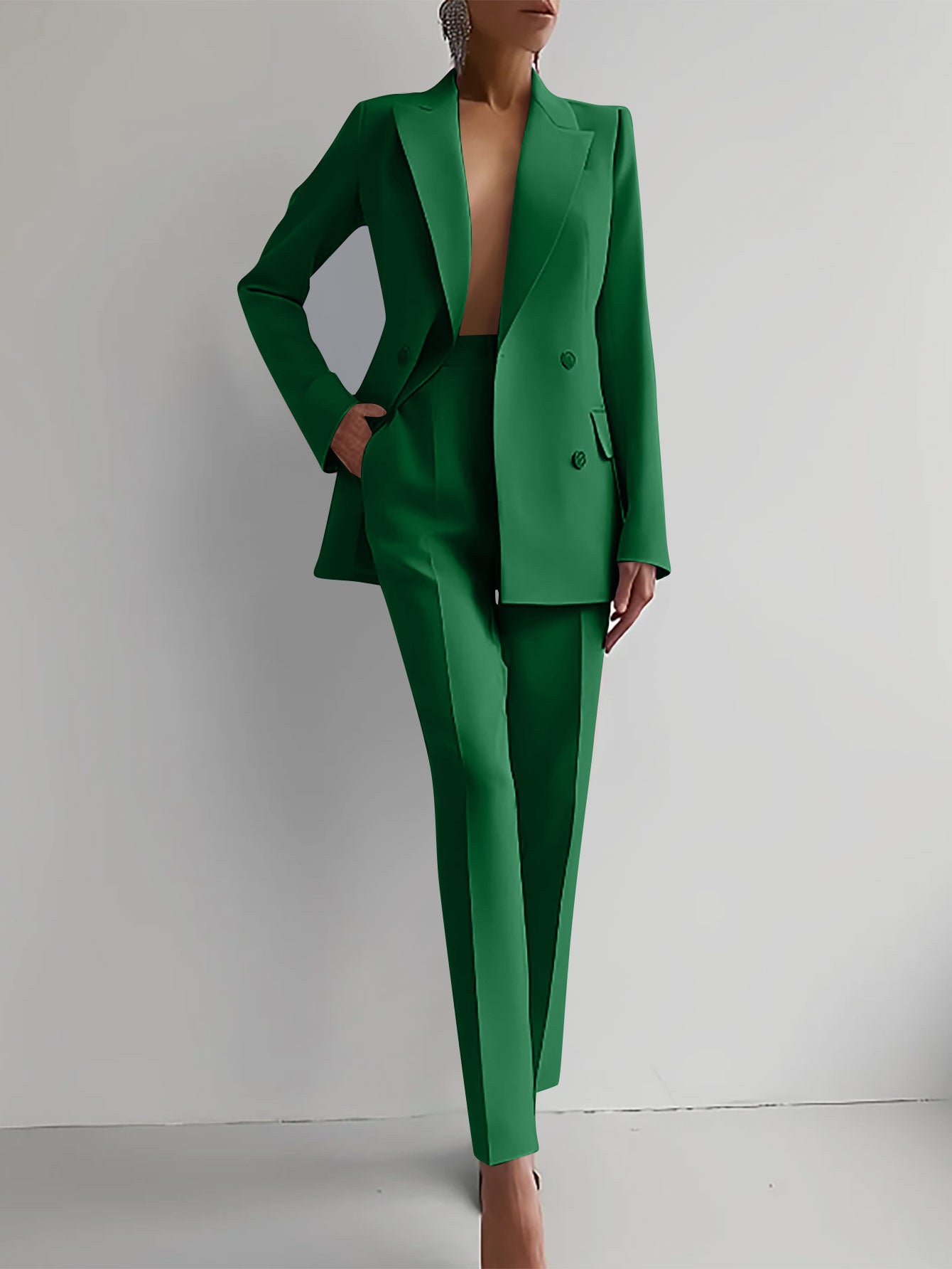 Sophisticated Workwear: Elegant Business Casual Suit Ensemble for Women