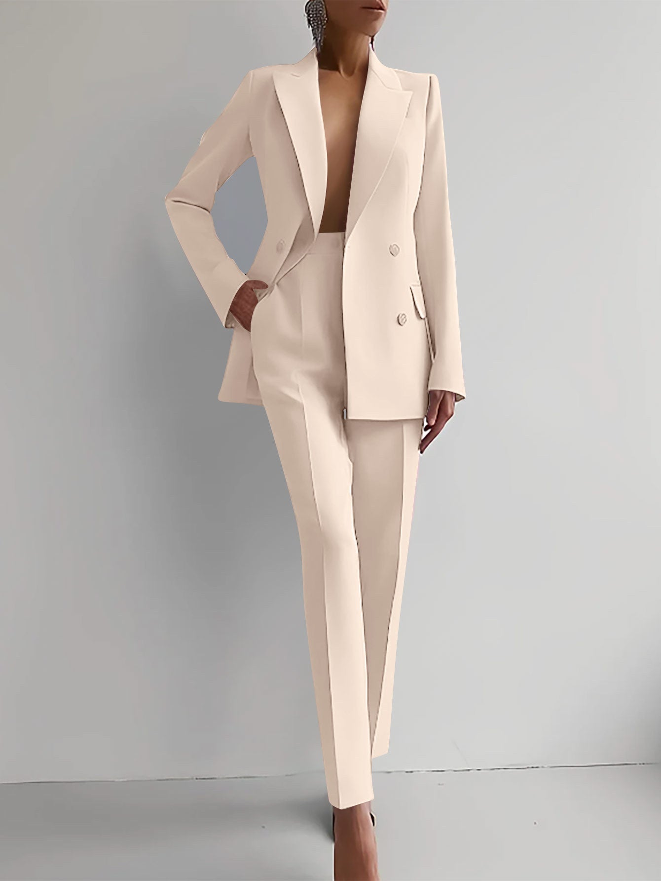 Sophisticated Workwear: Elegant Business Casual Suit Ensemble for Women
