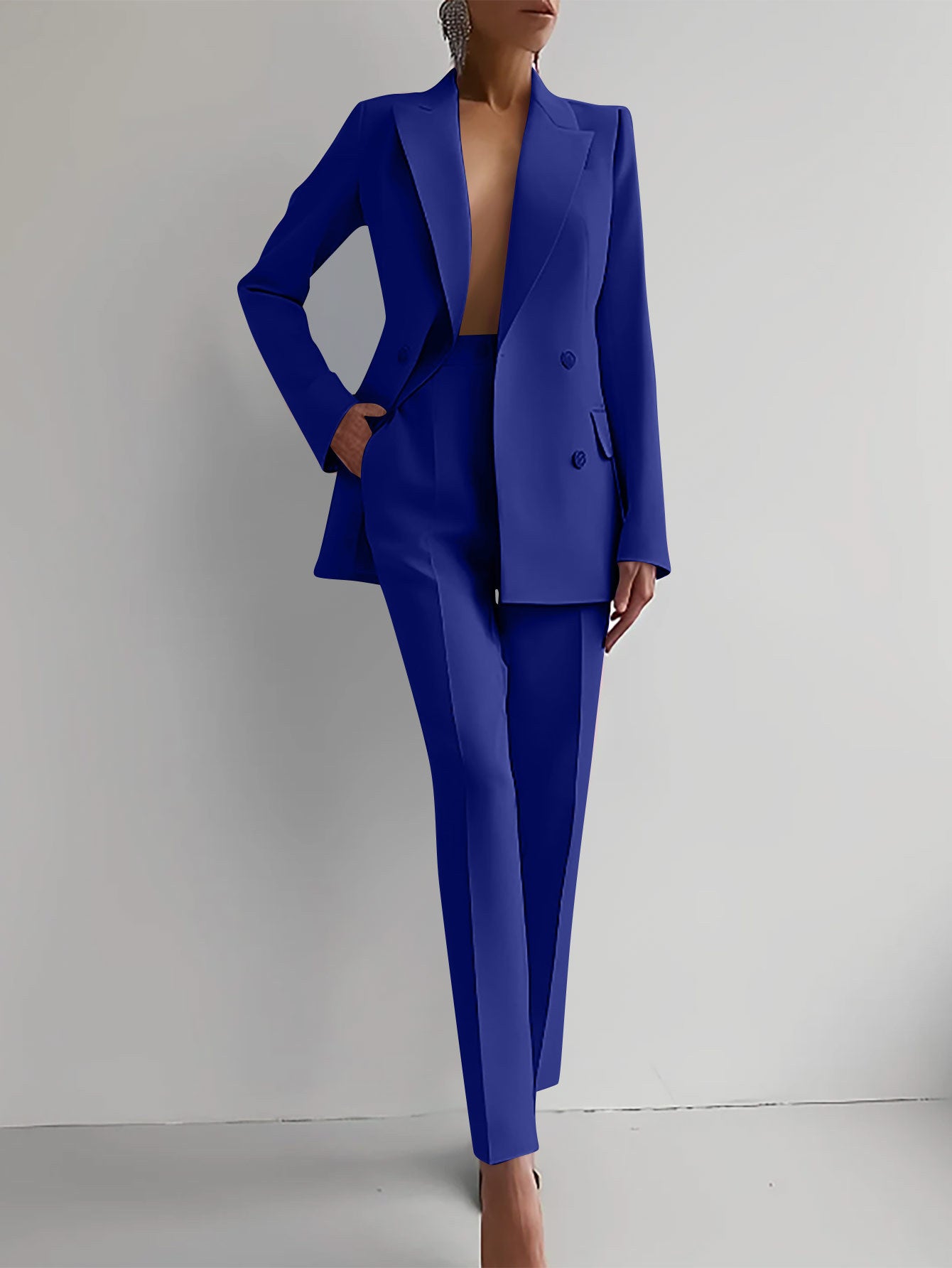 Sophisticated Workwear: Elegant Business Casual Suit Ensemble for Women
